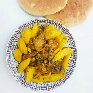 Hühnchen mit Kartoffeln und Oliven, eine Spezialität der marokkanischen Küche im Riad La Maison Nomade in Marrakesch